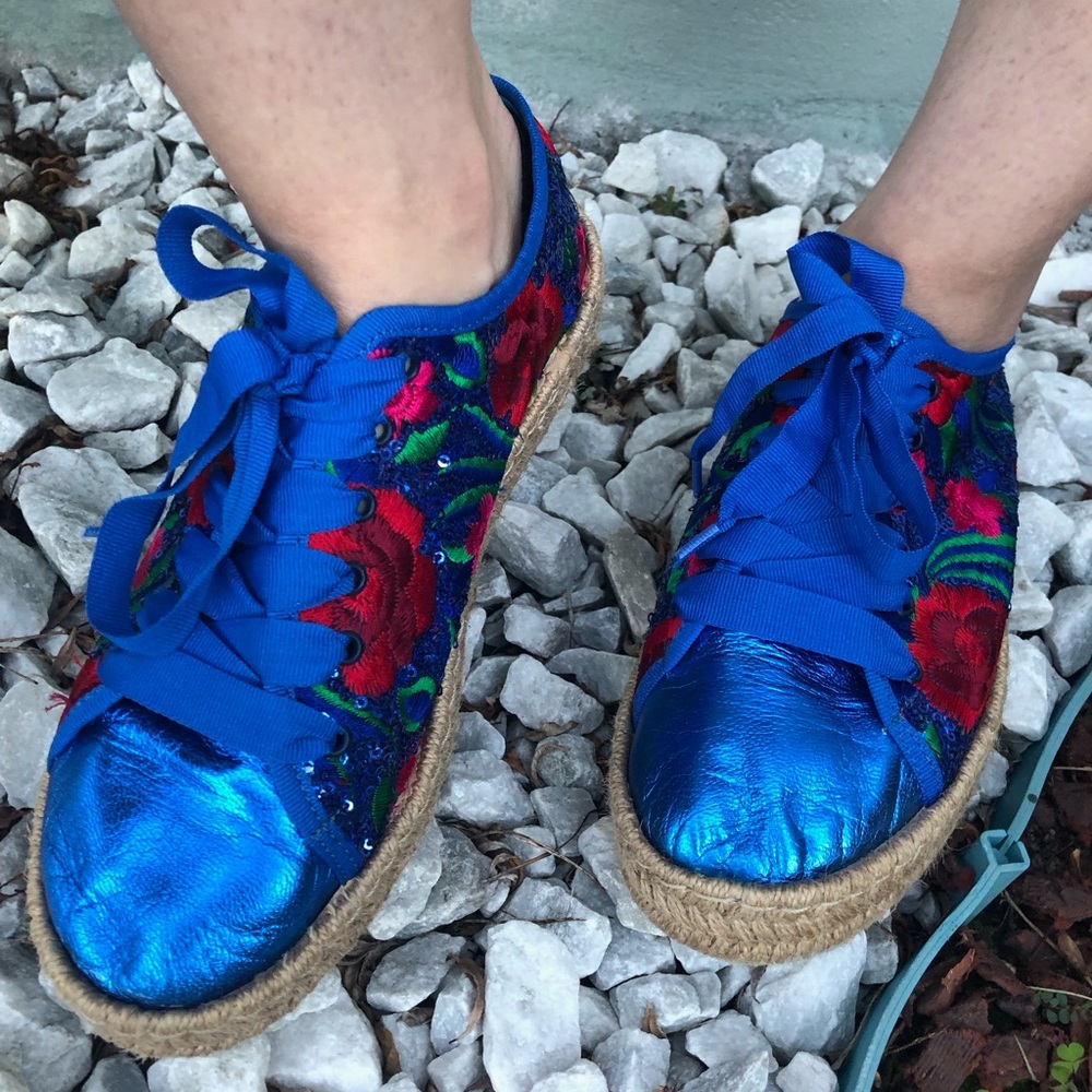 Electric blue Novus sneaker with embroidered rose.